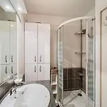 Climatisée à Avec Piscine Et Parking Sécurisés - 2 à 4 Voyageurs - Fr-1-770-66 La Ciotat